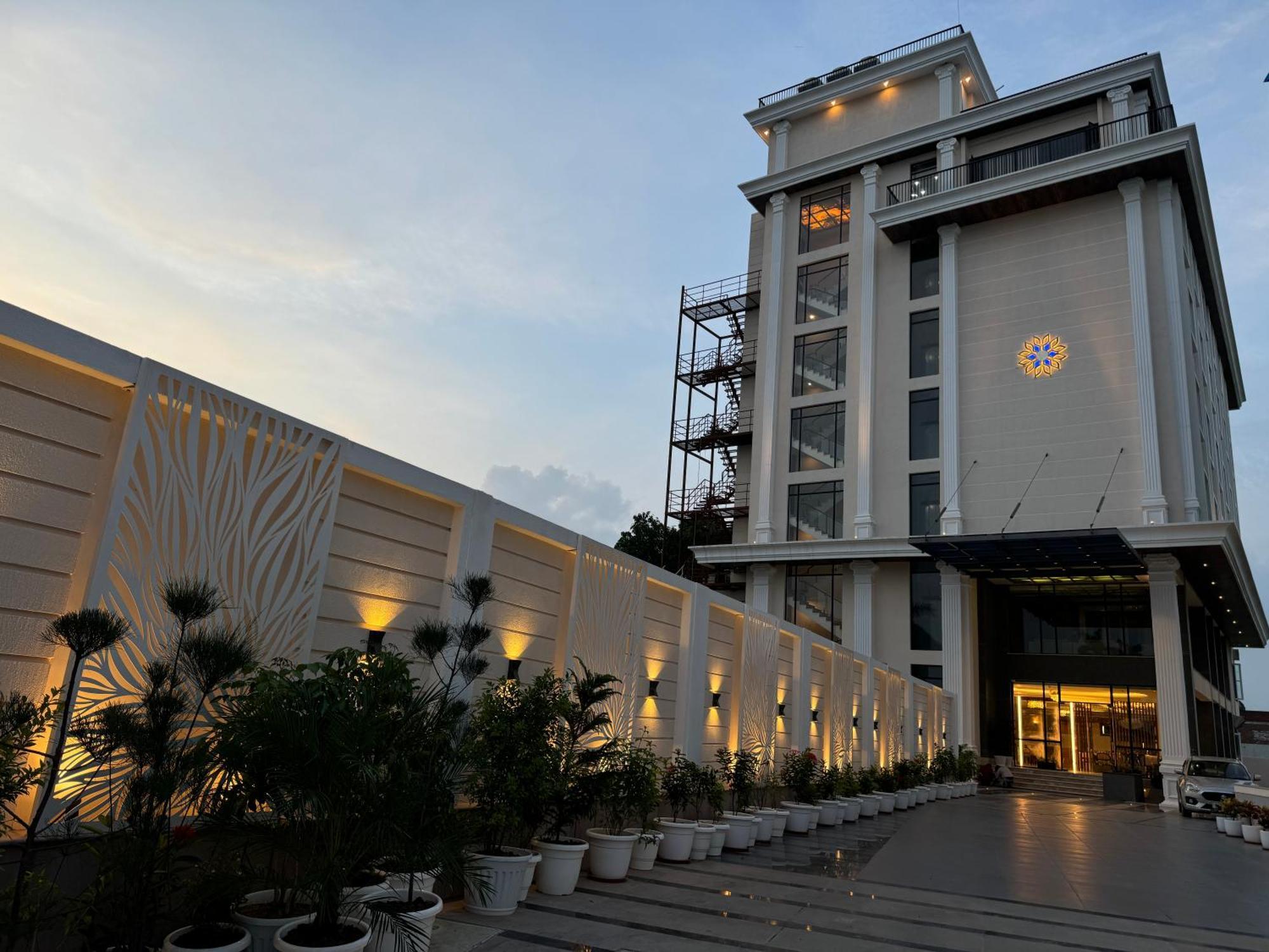 The Mudra Hotel Varanasi Exteriör bild