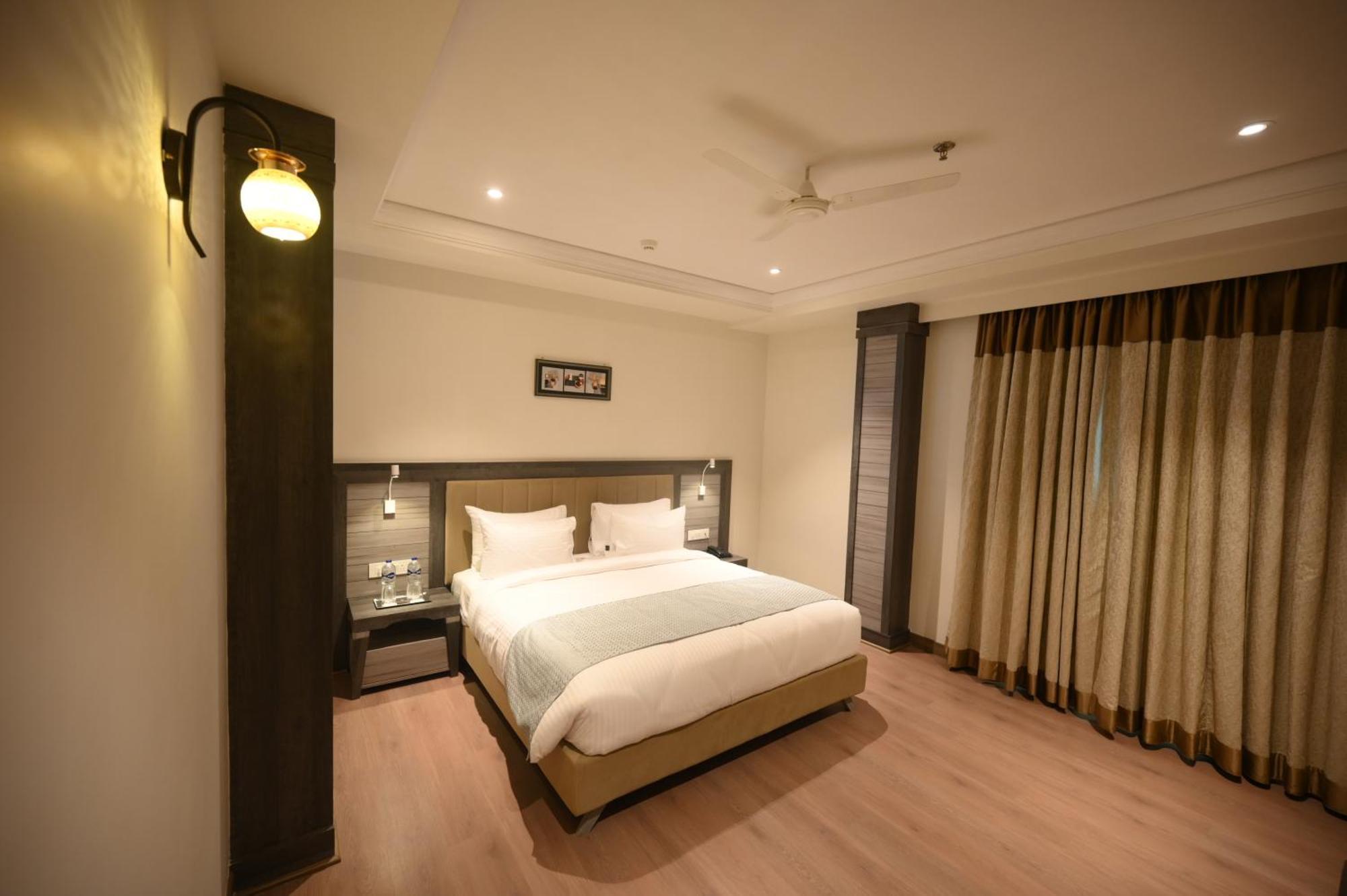 The Mudra Hotel Varanasi Exteriör bild