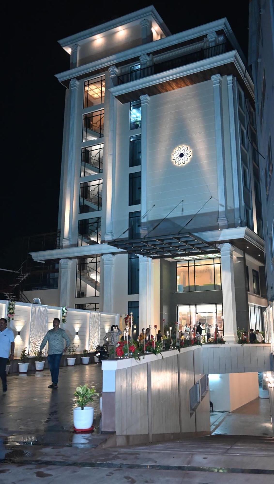 The Mudra Hotel Varanasi Exteriör bild